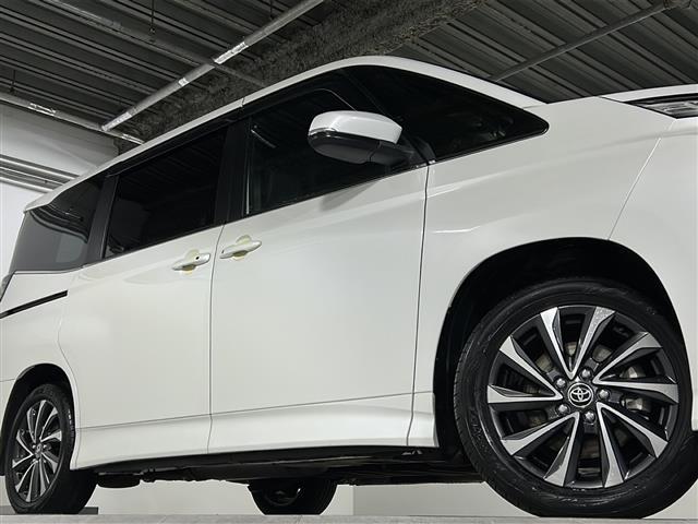 ヴォクシー ハイブリッドＳ－Ｚ　禁煙　１０．５型ディスプレイ　１３型フリップダウンモニター　ＢＳＭ　ユニバーサルステップ　シートヒーター　ハーフレザーシート　バックカメラ　両側パワースライドドア　ＥＴＣ２．０　スペアタイヤ（36枚目）