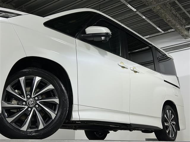 ヴォクシー ハイブリッドＳ－Ｚ　禁煙　１０．５型ディスプレイ　１３型フリップダウンモニター　ＢＳＭ　ユニバーサルステップ　シートヒーター　ハーフレザーシート　バックカメラ　両側パワースライドドア　ＥＴＣ２．０　スペアタイヤ（37枚目）