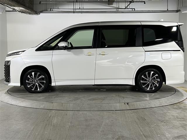 ヴォクシー ハイブリッドＳ－Ｚ　禁煙　１０．５型ディスプレイ　１３型フリップダウンモニター　ＢＳＭ　ユニバーサルステップ　シートヒーター　ハーフレザーシート　バックカメラ　両側パワースライドドア　ＥＴＣ２．０　スペアタイヤ（40枚目）