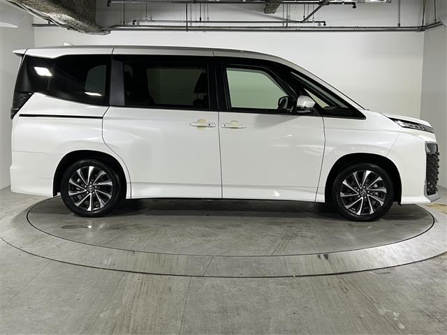 ヴォクシー ハイブリッドＳ－Ｚ　禁煙　１０．５型ディスプレイ　１３型フリップダウンモニター　ＢＳＭ　ユニバーサルステップ　シートヒーター　ハーフレザーシート　バックカメラ　両側パワースライドドア　ＥＴＣ２．０　スペアタイヤ（41枚目）