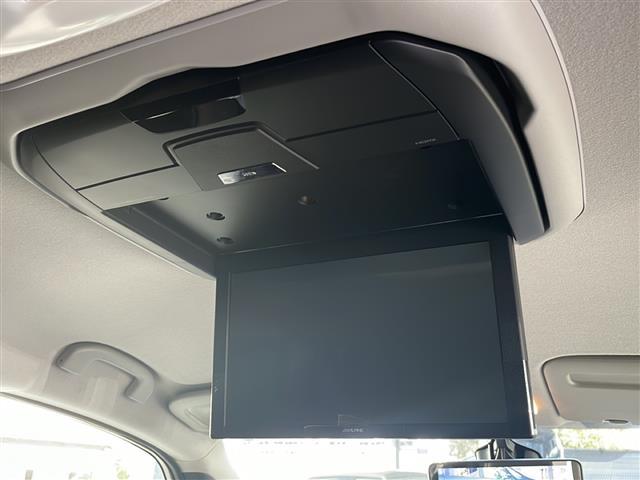 セレナ ｅ－パワー　ＸＶ　社外ナビ　フリップダウンモニター　アラウンドビューモニター　エマージェンシーブレーキ　プロパイロット　インテリジェントルームミラー　純正フロアマット　社外アルミホイール　プッシュスタート　ＢＳＭ（3枚目）