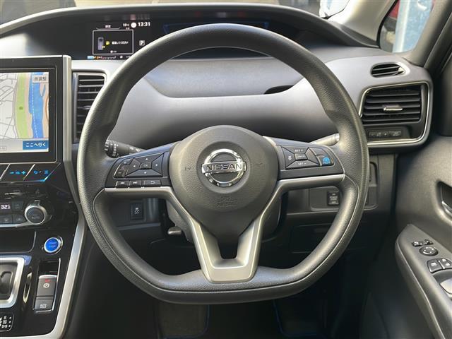セレナ ｅ－パワー　ＸＶ　社外ナビ　フリップダウンモニター　アラウンドビューモニター　エマージェンシーブレーキ　プロパイロット　インテリジェントルームミラー　純正フロアマット　社外アルミホイール　プッシュスタート　ＢＳＭ（8枚目）
