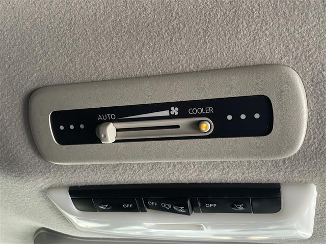 セレナ ｅ－パワー　ＸＶ　社外ナビ　フリップダウンモニター　アラウンドビューモニター　エマージェンシーブレーキ　プロパイロット　インテリジェントルームミラー　純正フロアマット　社外アルミホイール　プッシュスタート　ＢＳＭ（9枚目）