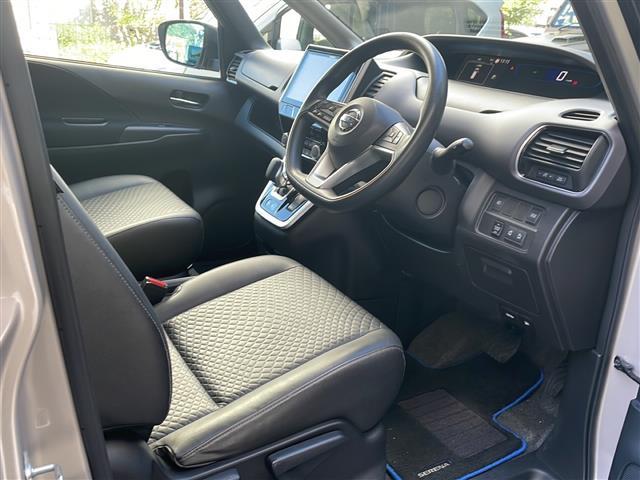 セレナ ｅ－パワー　ＸＶ　社外ナビ　フリップダウンモニター　アラウンドビューモニター　エマージェンシーブレーキ　プロパイロット　インテリジェントルームミラー　純正フロアマット　社外アルミホイール　プッシュスタート　ＢＳＭ（17枚目）