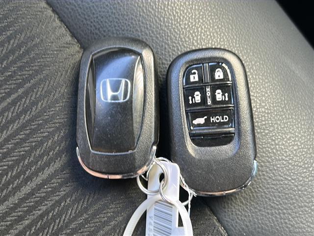 ステップワゴン ｅ：ＨＥＶスパーダ　禁煙　純正１１．４ナビ　バックカメラ　ＡＣ１００Ｖ１００Ｗ電源　パワーテールゲート　シートヒーター　オットマン　コンビシート　ＥＴＣ２．０　トリプルゾーンエアコン　ホンダセンシング　コーナーセンサー（14枚目）