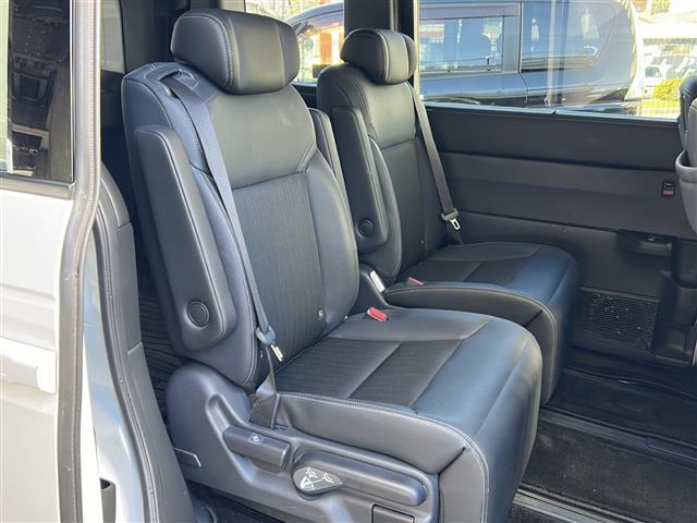 ステップワゴン ｅ：ＨＥＶスパーダ　禁煙　純正１１．４ナビ　バックカメラ　ＡＣ１００Ｖ１００Ｗ電源　パワーテールゲート　シートヒーター　オットマン　コンビシート　ＥＴＣ２．０　トリプルゾーンエアコン　ホンダセンシング　コーナーセンサー（18枚目）