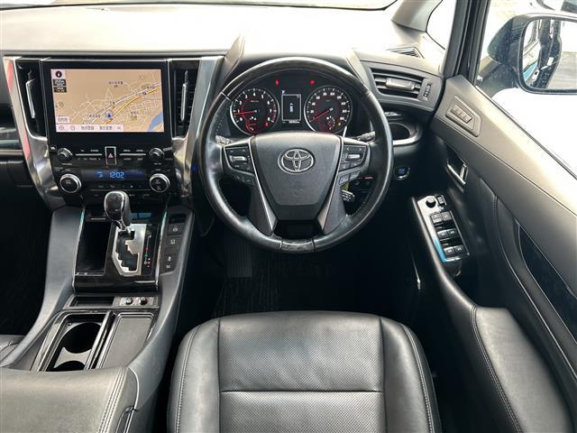 アルファード ２．５Ｓ　Ｃパッケージ　禁煙　ツインムーンルーフ　ＪＢＬ　メーカーナビ　パノラミックビューモニター　フリップダウンモニター　デジタルインナーミラー　ＢＳＭ　ドライブレコーダー　シートヒーター／ベンチレーション　スペアタイヤ（2枚目）