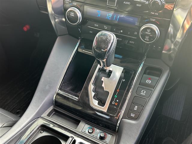 アルファード ２．５Ｓ　Ｃパッケージ　禁煙　ツインムーンルーフ　ＪＢＬ　メーカーナビ　パノラミックビューモニター　フリップダウンモニター　デジタルインナーミラー　ＢＳＭ　ドライブレコーダー　シートヒーター／ベンチレーション　スペアタイヤ（12枚目）