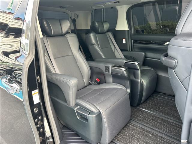 アルファード ２．５Ｓ　Ｃパッケージ　禁煙　ツインムーンルーフ　ＪＢＬ　メーカーナビ　パノラミックビューモニター　フリップダウンモニター　デジタルインナーミラー　ＢＳＭ　ドライブレコーダー　シートヒーター／ベンチレーション　スペアタイヤ（25枚目）