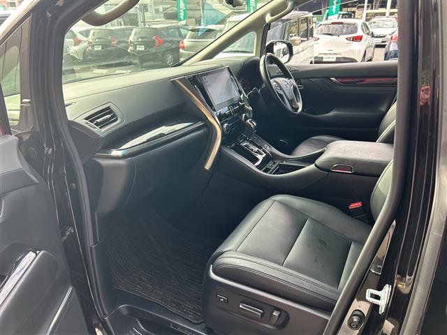 アルファード ２．５Ｓ　Ｃパッケージ　禁煙　ツインムーンルーフ　ＪＢＬ　メーカーナビ　パノラミックビューモニター　フリップダウンモニター　デジタルインナーミラー　ＢＳＭ　ドライブレコーダー　シートヒーター／ベンチレーション　スペアタイヤ（27枚目）