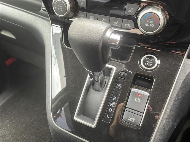 セレナ ハイウェイスターＶ　禁煙　防水シート　プロパイロット　純正ナビ　両側パワースライドドア　エマージェンシーブレーキ　道路標識認識　ＢＳＷ　プロパイロット　アラウンドビュー　デジタルインナーミラー　フロアマット　ドアバイザー（8枚目）