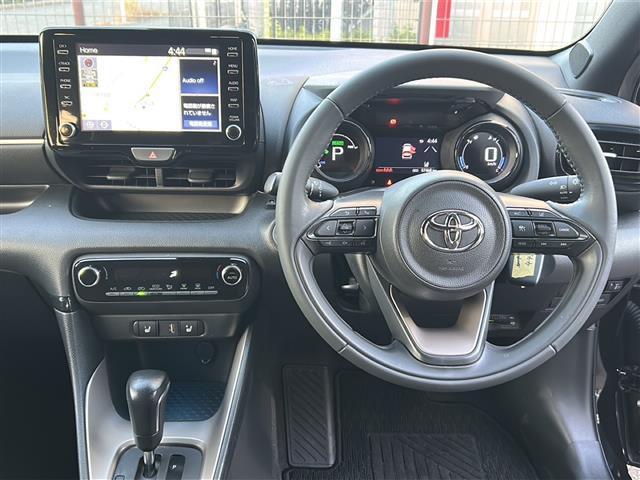 ヤリス ハイブリッドＺ　禁煙　ＴＲＤエアロ　純正ディスプレイオーディオ　ナビ／フルセグ　バックカメラ　セーフティセンス　レーダークルーズコントロール　シートヒーター　前後ドライブレコーダー　ＥＴＣ　純正アルミホイール（3枚目）