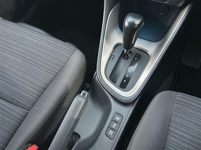 ヤリス ハイブリッドＺ　禁煙　ＴＲＤエアロ　純正ディスプレイオーディオ　ナビ／フルセグ　バックカメラ　セーフティセンス　レーダークルーズコントロール　シートヒーター　前後ドライブレコーダー　ＥＴＣ　純正アルミホイール（9枚目）