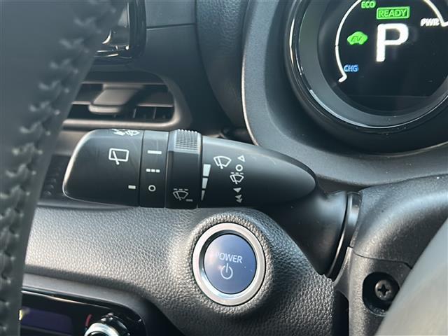 ヤリス ハイブリッドＺ　禁煙　ＴＲＤエアロ　純正ディスプレイオーディオ　ナビ／フルセグ　バックカメラ　セーフティセンス　レーダークルーズコントロール　シートヒーター　前後ドライブレコーダー　ＥＴＣ　純正アルミホイール（13枚目）