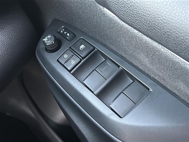 ヤリス ハイブリッドＺ　禁煙　ＴＲＤエアロ　純正ディスプレイオーディオ　ナビ／フルセグ　バックカメラ　セーフティセンス　レーダークルーズコントロール　シートヒーター　前後ドライブレコーダー　ＥＴＣ　純正アルミホイール（14枚目）