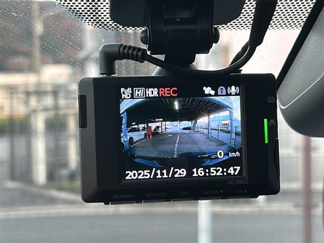 ヤリス ハイブリッドＺ　禁煙　ＴＲＤエアロ　純正ディスプレイオーディオ　ナビ／フルセグ　バックカメラ　セーフティセンス　レーダークルーズコントロール　シートヒーター　前後ドライブレコーダー　ＥＴＣ　純正アルミホイール（18枚目）