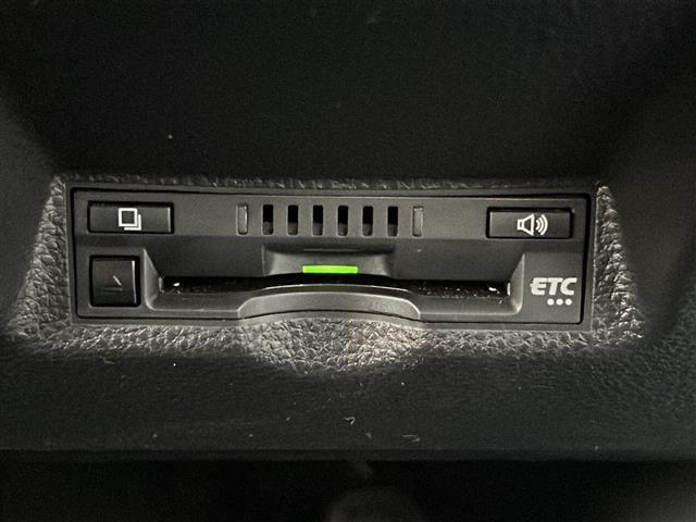 ヤリス ハイブリッドＺ　禁煙　ＴＲＤエアロ　純正ディスプレイオーディオ　ナビ／フルセグ　バックカメラ　セーフティセンス　レーダークルーズコントロール　シートヒーター　前後ドライブレコーダー　ＥＴＣ　純正アルミホイール（19枚目）