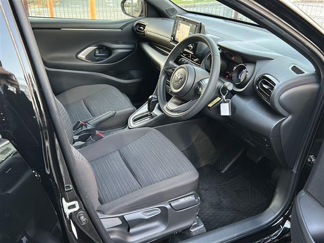 ヤリス ハイブリッドＺ　禁煙　ＴＲＤエアロ　純正ディスプレイオーディオ　ナビ／フルセグ　バックカメラ　セーフティセンス　レーダークルーズコントロール　シートヒーター　前後ドライブレコーダー　ＥＴＣ　純正アルミホイール（20枚目）