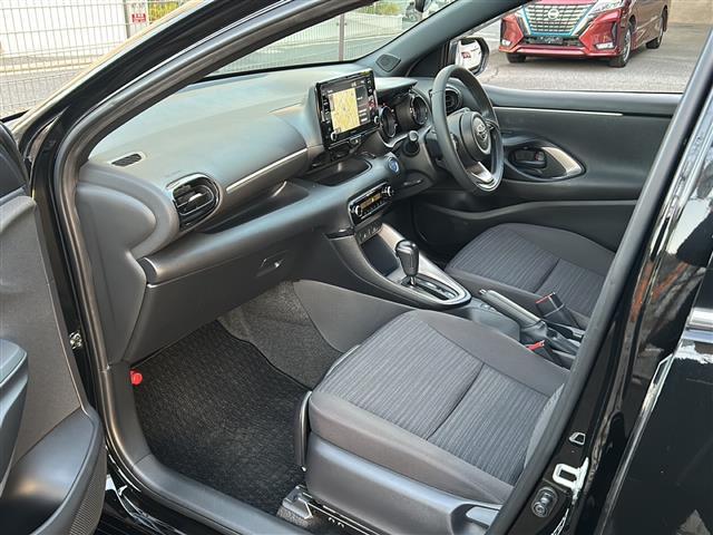 ヤリス ハイブリッドＺ　禁煙　ＴＲＤエアロ　純正ディスプレイオーディオ　ナビ／フルセグ　バックカメラ　セーフティセンス　レーダークルーズコントロール　シートヒーター　前後ドライブレコーダー　ＥＴＣ　純正アルミホイール（26枚目）