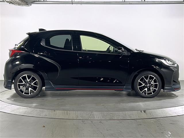 ヤリス ハイブリッドＺ　禁煙　ＴＲＤエアロ　純正ディスプレイオーディオ　ナビ／フルセグ　バックカメラ　セーフティセンス　レーダークルーズコントロール　シートヒーター　前後ドライブレコーダー　ＥＴＣ　純正アルミホイール（42枚目）