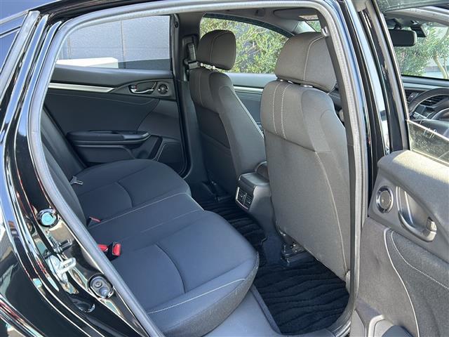 シビック ハッチバック　禁煙　純正ナビ　バックカメラ　ホンダセンシング　衝突軽減ブレーキ　ＬＫＡＳ　レーダークルーズコントロール　　シートヒーター　電動パーキングブレーキ　ＬＥＤヘッドライト　ドライブレコーダー　ＥＴＣ（20枚目）