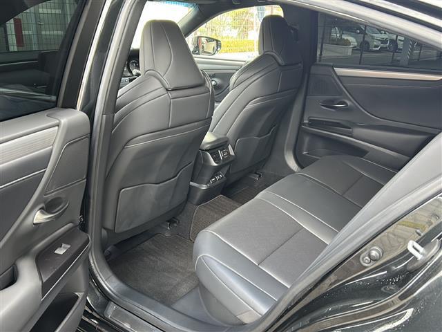 ES ES300h Fスポーツ 禁煙 サンルーフ レクサスセーフティー 純正ナビ バックカメラ ベンチレーション 黒革シート 3眼LEDヘッドライト ヘッドアップディスプレイ ブラインドスポットモニター 追従式クルコン ETC(26枚目)