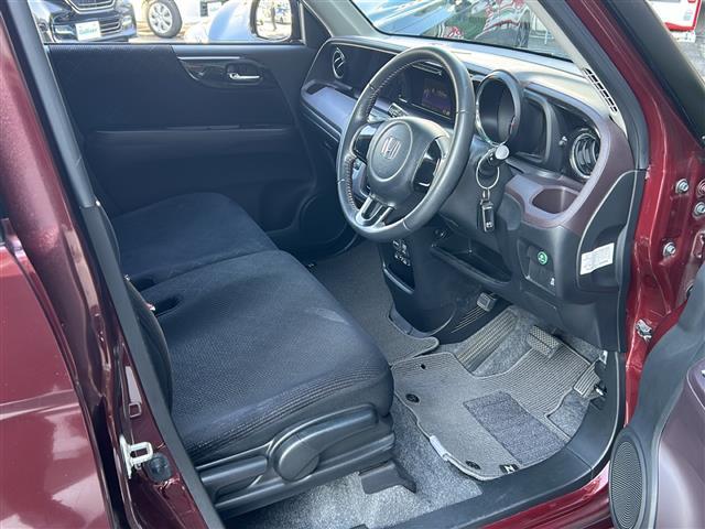 Ｎ－ＯＮＥ プレミアム・Ｌパッケージ　禁煙　純正ディスプレイオーディオ　バックカメラ　ＥＴＣ　ＨＩＤヘッドライト　フォグランプ　スマートキー　プッシュスタート　スペアキー　純正フロアマット　純正アルミホイール　革巻きステアリング（19枚目）