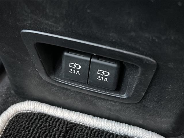 カローラツーリング ハイブリッド　ダブルバイビー　禁煙　純正９型ディスプレイ　ナビ　バックカメラ　シートヒーター　ステアリングヒーター　電動パーキングブレーキ　ブレーキホールド　ワイヤレス充電　ＥＴＣ　ハーフレザシート　レーダークルーズコントロール（18枚目）