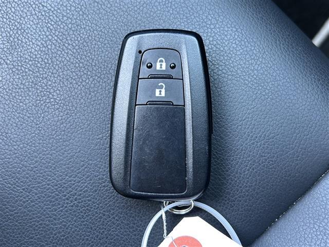 カローラツーリング ハイブリッド　ダブルバイビー　禁煙　純正９型ディスプレイ　ナビ　バックカメラ　シートヒーター　ステアリングヒーター　電動パーキングブレーキ　ブレーキホールド　ワイヤレス充電　ＥＴＣ　ハーフレザシート　レーダークルーズコントロール（20枚目）