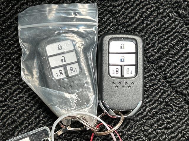 フリードハイブリッド ハイブリッド・Gホンダセンシング 禁煙 純正8型ナビ バックカメラ 両側パワースライドドア Cパッケージ Sパッケージ コンビシート シートヒーター LEDアクティブコーナリングライト ETC オートリトラミラー 衝突軽減 LKAS(17枚目)