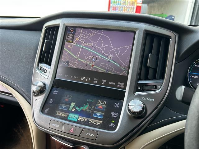 クラウンハイブリッド ロイヤルサルーン　禁煙　純正ナビ　レーダークルーズコントロール　ＰＣＳ　オートライト　ＬＥＤヘッドライト　フォグランプ　シートヒーター　パワーシート　革巻きステアリング　ステアリングヒーター　純正フロアマット　ＥＴＣ（5枚目）