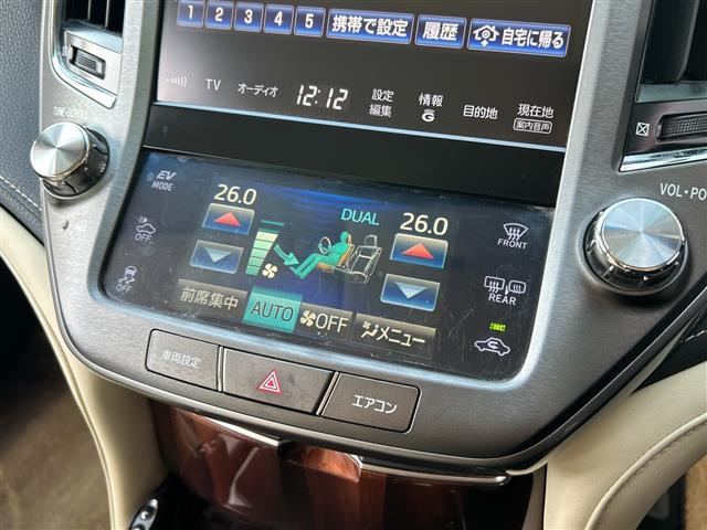 クラウンハイブリッド ロイヤルサルーン　禁煙　純正ナビ　レーダークルーズコントロール　ＰＣＳ　オートライト　ＬＥＤヘッドライト　フォグランプ　シートヒーター　パワーシート　革巻きステアリング　ステアリングヒーター　純正フロアマット　ＥＴＣ（8枚目）