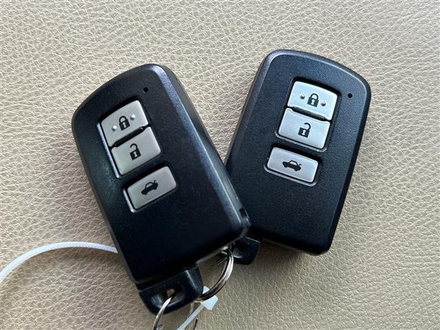 クラウンハイブリッド ロイヤルサルーン　禁煙　純正ナビ　レーダークルーズコントロール　ＰＣＳ　オートライト　ＬＥＤヘッドライト　フォグランプ　シートヒーター　パワーシート　革巻きステアリング　ステアリングヒーター　純正フロアマット　ＥＴＣ（10枚目）