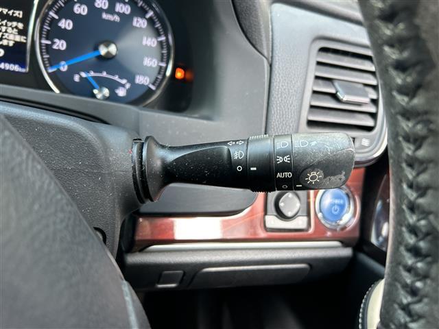 クラウンハイブリッド ロイヤルサルーン　禁煙　純正ナビ　レーダークルーズコントロール　ＰＣＳ　オートライト　ＬＥＤヘッドライト　フォグランプ　シートヒーター　パワーシート　革巻きステアリング　ステアリングヒーター　純正フロアマット　ＥＴＣ（12枚目）