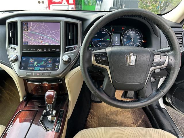クラウンハイブリッド ロイヤルサルーン　禁煙　純正ナビ　レーダークルーズコントロール　ＰＣＳ　オートライト　ＬＥＤヘッドライト　フォグランプ　シートヒーター　パワーシート　革巻きステアリング　ステアリングヒーター　純正フロアマット　ＥＴＣ（16枚目）