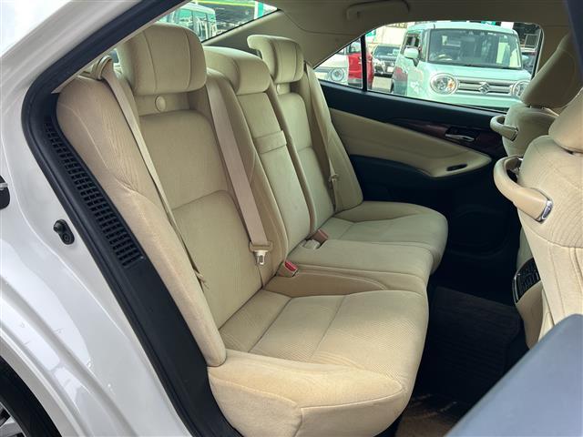 クラウンハイブリッド ロイヤルサルーン　禁煙　純正ナビ　レーダークルーズコントロール　ＰＣＳ　オートライト　ＬＥＤヘッドライト　フォグランプ　シートヒーター　パワーシート　革巻きステアリング　ステアリングヒーター　純正フロアマット　ＥＴＣ（21枚目）