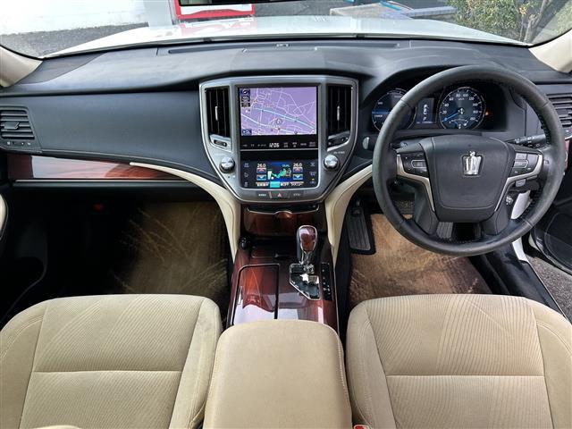 クラウンハイブリッド ロイヤルサルーン　禁煙　純正ナビ　レーダークルーズコントロール　ＰＣＳ　オートライト　ＬＥＤヘッドライト　フォグランプ　シートヒーター　パワーシート　革巻きステアリング　ステアリングヒーター　純正フロアマット　ＥＴＣ（42枚目）