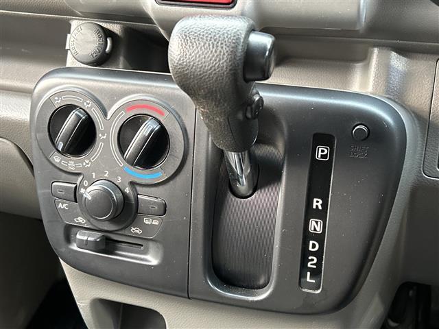 スクラム ＰＣスペシャル　禁煙　４ＷＤ　衝突軽減ブレーキ　車線逸脱警報　横滑り防止　パーキングセンサー　オートライト　電動格納ミラー　リモコンキー　ドアバイザー　フロアマット　オーバーヘッドコンソール（5枚目）