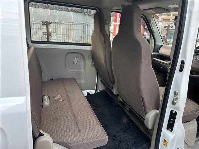 スクラム ＰＣスペシャル　禁煙　４ＷＤ　衝突軽減ブレーキ　車線逸脱警報　横滑り防止　パーキングセンサー　オートライト　電動格納ミラー　リモコンキー　ドアバイザー　フロアマット　オーバーヘッドコンソール（20枚目）