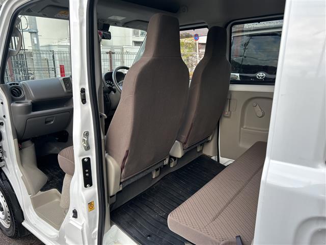 スクラム ＰＣスペシャル　禁煙　４ＷＤ　衝突軽減ブレーキ　車線逸脱警報　横滑り防止　パーキングセンサー　オートライト　電動格納ミラー　リモコンキー　ドアバイザー　フロアマット　オーバーヘッドコンソール（22枚目）