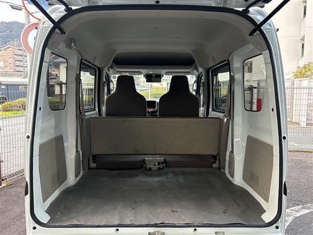 スクラム ＰＣスペシャル　禁煙　４ＷＤ　衝突軽減ブレーキ　車線逸脱警報　横滑り防止　パーキングセンサー　オートライト　電動格納ミラー　リモコンキー　ドアバイザー　フロアマット　オーバーヘッドコンソール（23枚目）