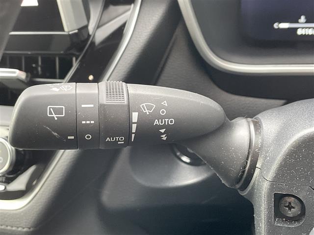 カローラクロス ハイブリッド　Ｚ　禁煙　パノラマルーフ　純正ナビ　パノラミックビューモニター　パキングアシスト　クリアランスソナー　ＢＳＭ　パワーバックドア　シートヒーター　ハーフレザーシート　ＬＥＤヘッドライト　フォグ　ＥＴＣ２．０（12枚目）