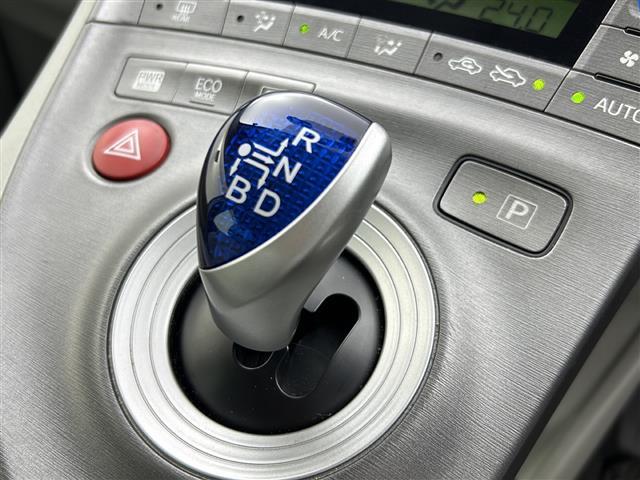 プリウス S 純正ナビ フルセグTV Bluetooth SDサーバー バックカメラ キセノンヘッドライト ビルトインETC 純正15インチアルミホイール スマートキー 純正フロアマット 布系シート エアバック(5枚目)