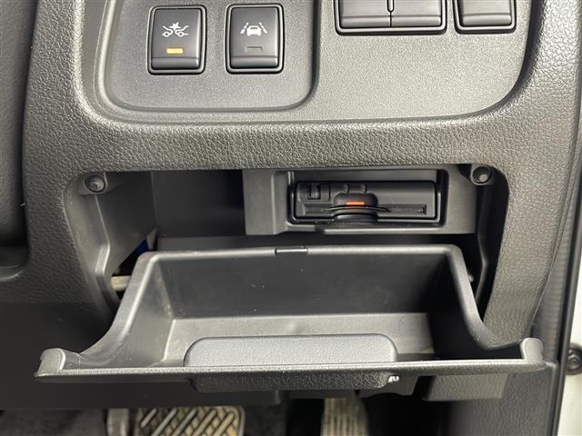 セレナ ハイウェイスターS-HVアドバンスドセーフティパック 純正SDナビ 全方位カメラ フリップダウンモニター 全方位カメラ 両側パワースライドドア ETC 衝突被害軽減システム クルーズコントロール追従なし コーナーセンサー前後 オートライト 純正マット(5枚目)