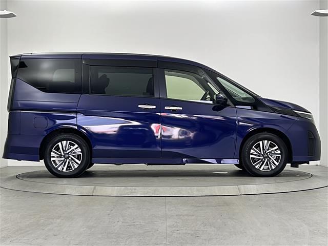 セレナ ハイウェイスターV 純正12.3型ディスプレイオーディオナビ 全方位 プロパイロット BSM 前後シートヒーター デジタルインナーミラー インテリジェントクルーズコントロール エマージェンシーブレーキ 車線逸脱防止警報(18枚目)