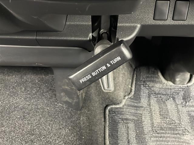 ハイエースバン ロングスーパーＧＬ　デジタルミラー　純正ナビ　Ｂカメラ　ＥＴＣ　ドラレコ　１００Ｖ電源　ＤＮ席エアバック　オートライト　ＡＢＳ　スマートキー　純正ＡＷ　純正フロアマット　両側スライドドア　カーテン　サーキュレーター（10枚目）