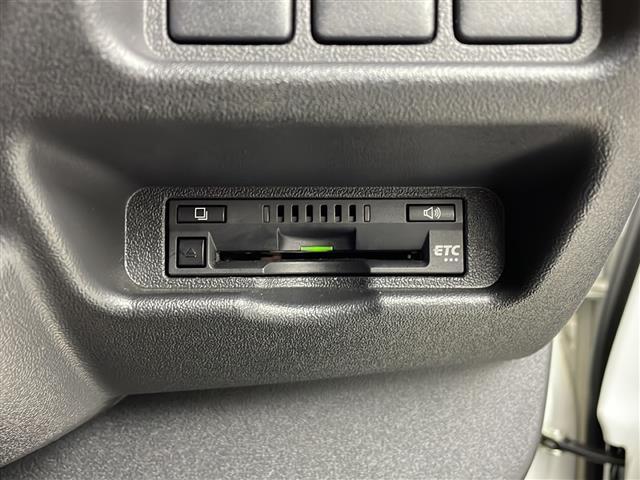 ハイエースバン ロングスーパーＧＬ　デジタルミラー　純正ナビ　Ｂカメラ　ＥＴＣ　ドラレコ　１００Ｖ電源　ＤＮ席エアバック　オートライト　ＡＢＳ　スマートキー　純正ＡＷ　純正フロアマット　両側スライドドア　カーテン　サーキュレーター（11枚目）