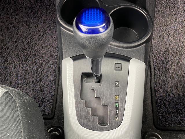 アクア Ｓ　純正フルエアロ　純正ナビ　バックカメラ　ＥＴＣ　ＡＢＳ　横滑り防止装置　オートライト　盗難防止装置　電格ミラー　キセノンヘッドライト　ＡＡＣ　純正フロアマット　スマートキー　スペアキー　エコモード（8枚目）