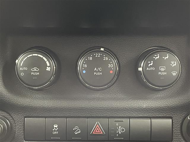 ジープ・ラングラーアンリミテッド スポーツ　ＡＬＰＩＮＥ製ナビ（ＥＸ９Ｚ）　クルーズコントロール　フルセグ　Ｂｌｕｅｔｏｏｔｈ　ダウンヒルアシスト　純正マット　ＭＴモード付ＡＴ　ＥＴＣ　バックカメラ　純正ＡＷ（14枚目）