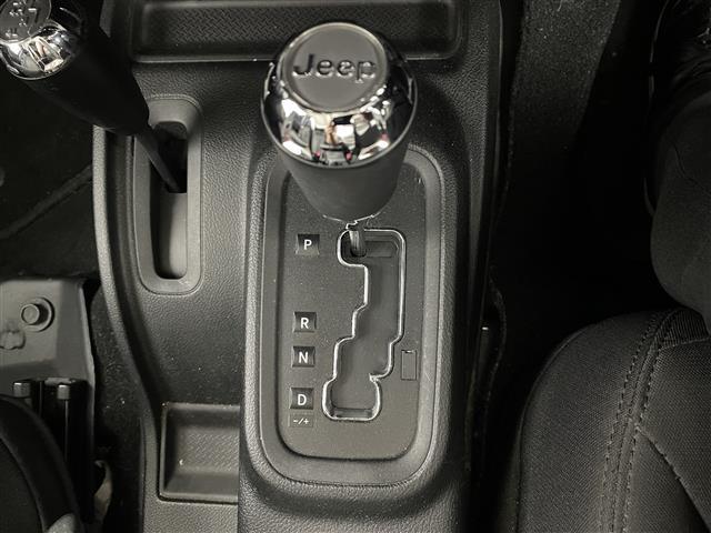 ジープ・ラングラーアンリミテッド スポーツ　ＡＬＰＩＮＥ製ナビ（ＥＸ９Ｚ）　クルーズコントロール　フルセグ　Ｂｌｕｅｔｏｏｔｈ　ダウンヒルアシスト　純正マット　ＭＴモード付ＡＴ　ＥＴＣ　バックカメラ　純正ＡＷ（20枚目）